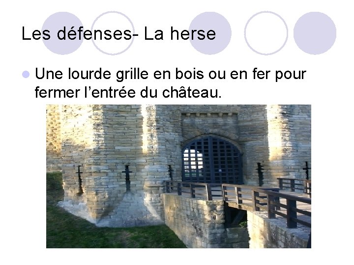 Les défenses- La herse l Une lourde grille en bois ou en fer pour