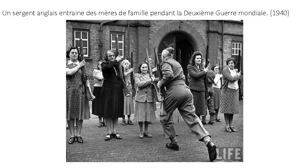 Un sergent anglais entraine des mères de famille pendant la Deuxième Guerre mondiale. (1940)