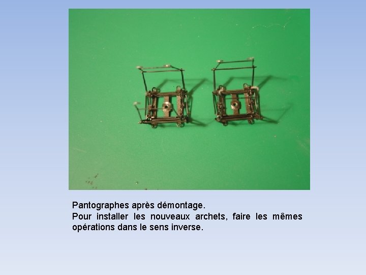 Pantographes après démontage. Pour installer les nouveaux archets, faire les mêmes opérations dans le