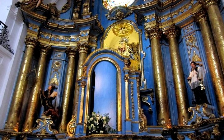 El altar original del siglo 17 en la Iglesia de San Ignacio fue tallado