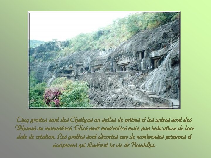 Cinq grottes sont des Chaityas ou salles de prières et les autres sont des