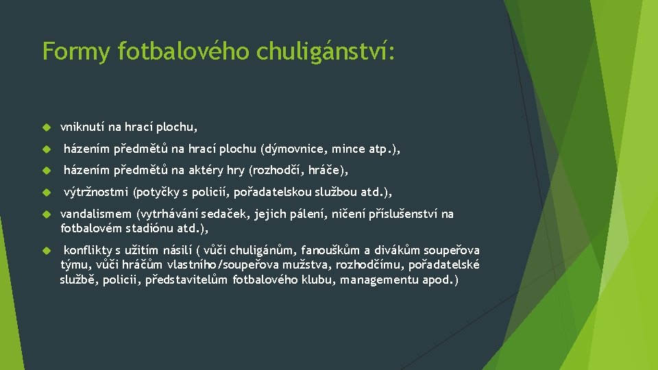 Formy fotbalového chuligánství: vniknutí na hrací plochu, házením předmětů na hrací plochu (dýmovnice, mince