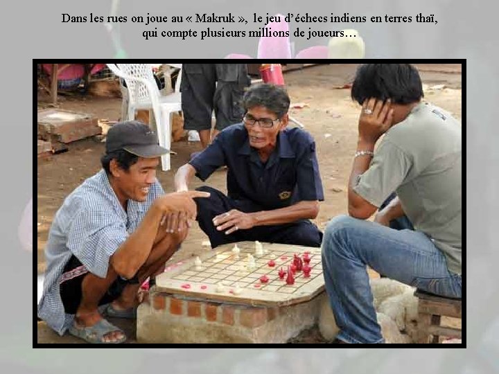 Dans les rues on joue au « Makruk » , le jeu d’échecs indiens