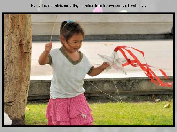 Et sur les marchés en ville, la petite fille trouve son cerf-volant… 