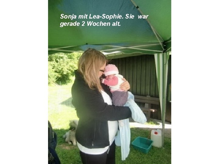 Sonja mit Lea-Sophie. Sie war gerade 2 Wochen alt. 
