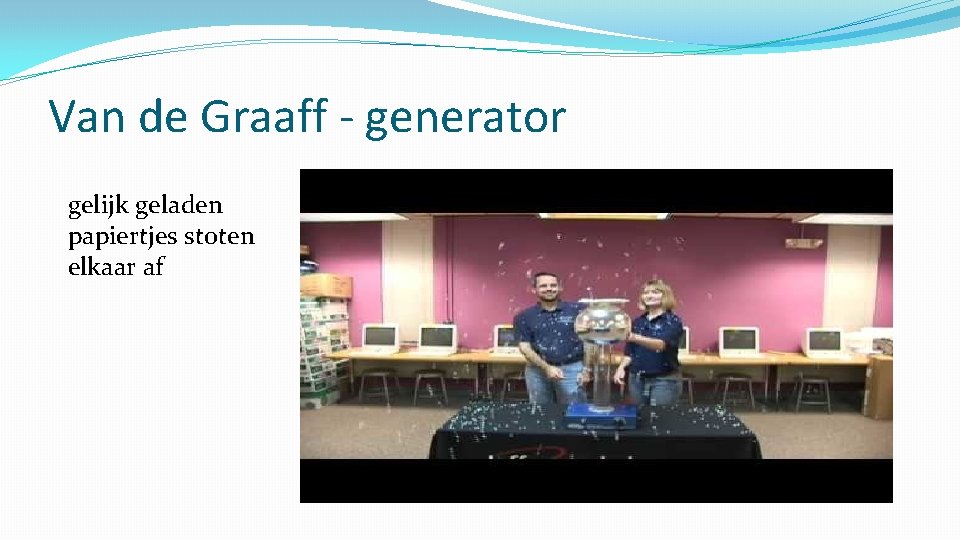 Van de Graaff - generator gelijk geladen papiertjes stoten elkaar af 