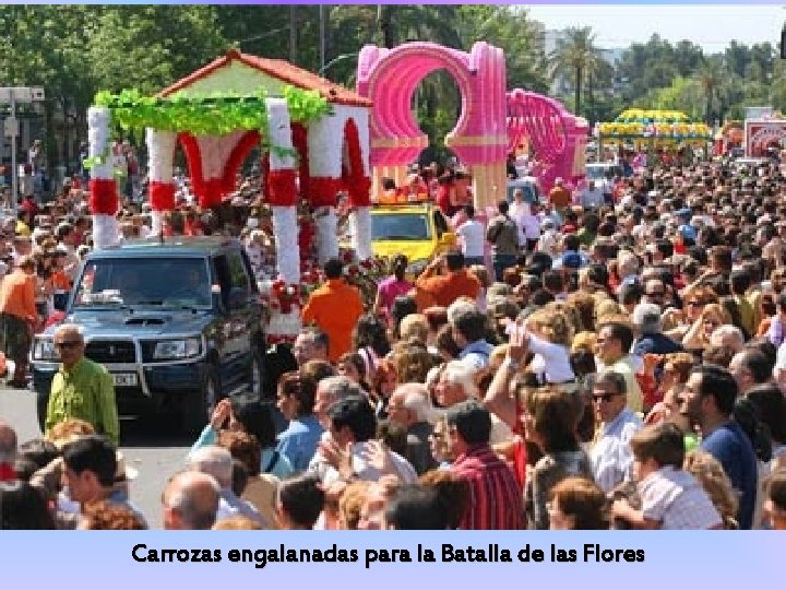 Carrozas engalanadas para la Batalla de las Flores 