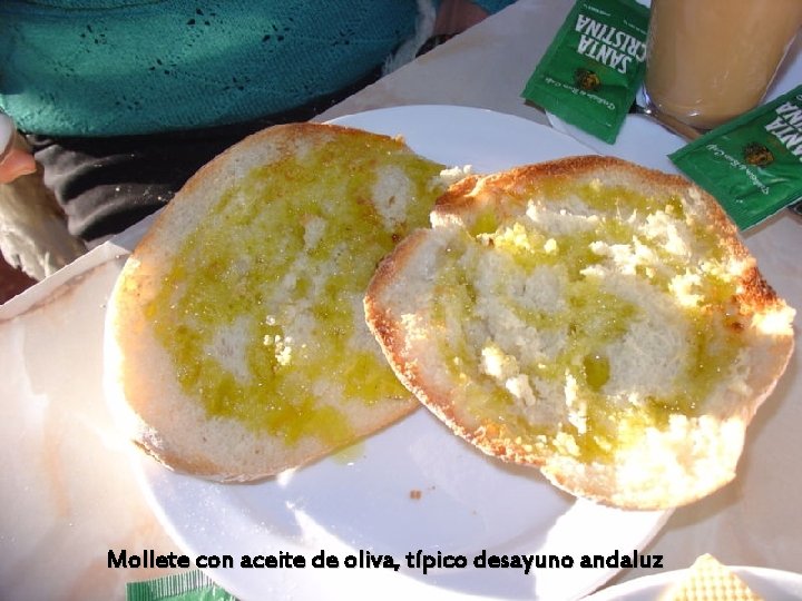 Mollete con aceite de oliva, típico desayuno andaluz 