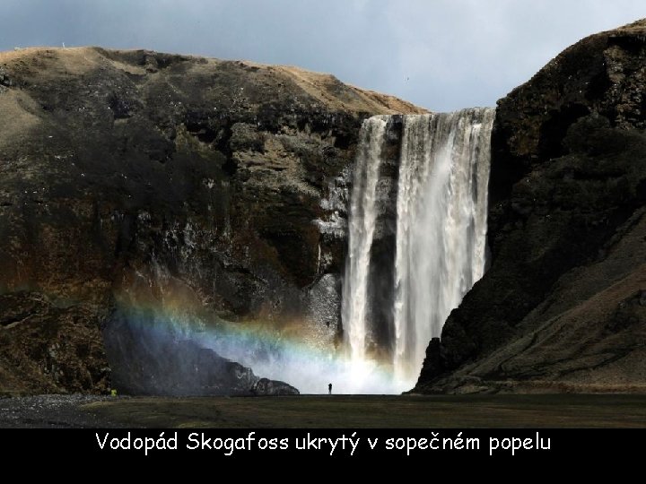 Vodopád Skogafoss ukrytý v sopečném popelu 