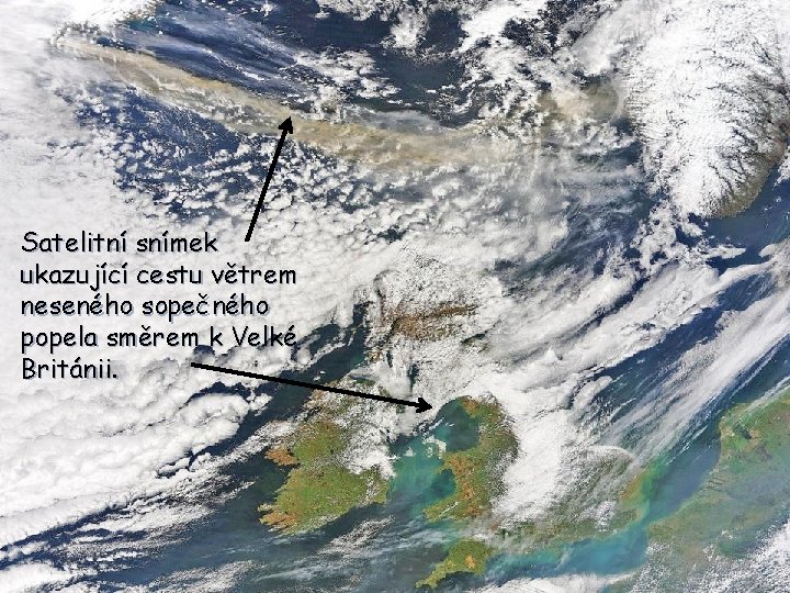Satelitní snímek ukazující cestu větrem neseného sopečného popela směrem k Velké Británii. 
