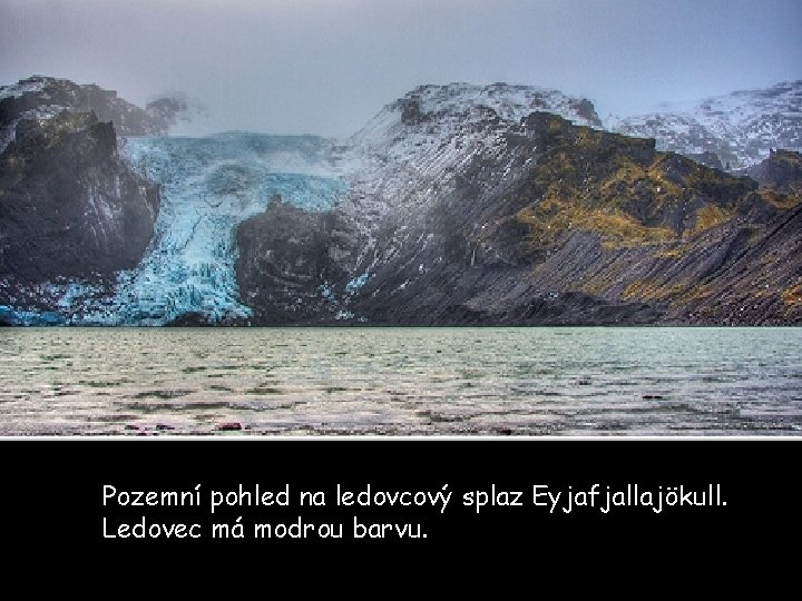 Pozemní pohled na ledovcový splaz Eyjafjallajökull. Ledovec má modrou barvu. 