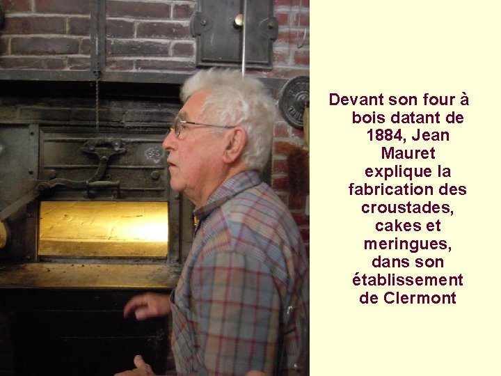 Devant son four à bois datant de 1884, Jean Mauret explique la fabrication des