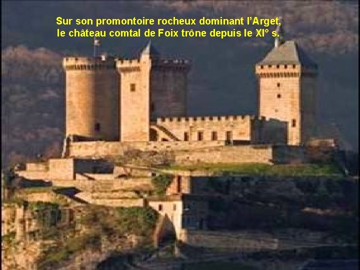 Sur son promontoire rocheux dominant l’Arget, le château comtal de Foix trône depuis le