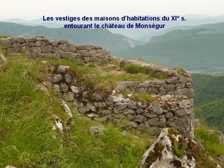 Les vestiges des maisons d’habitations du XI° s. entourant le château de Monségur 