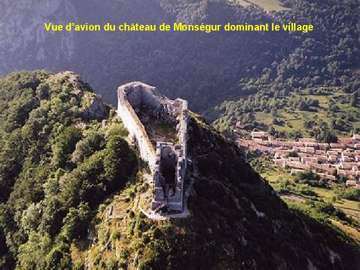 Vue d’avion du château de Monségur dominant le village 