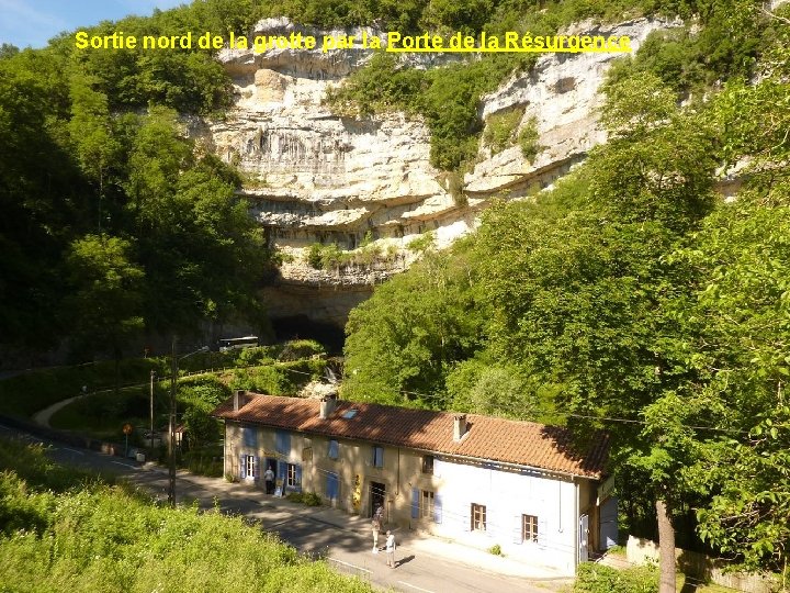 Sortie nord de la grotte par la Porte de la Résurgence 