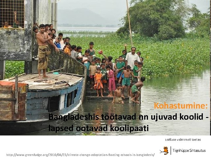 Kohastumine: Bangladeshis töötavad nn ujuvad koolid lapsed ootavad koolipaati http: //www. greenfudge. org/2010/08/23/climate-change-adaptation-floating-schools-in-bangladesh/ 