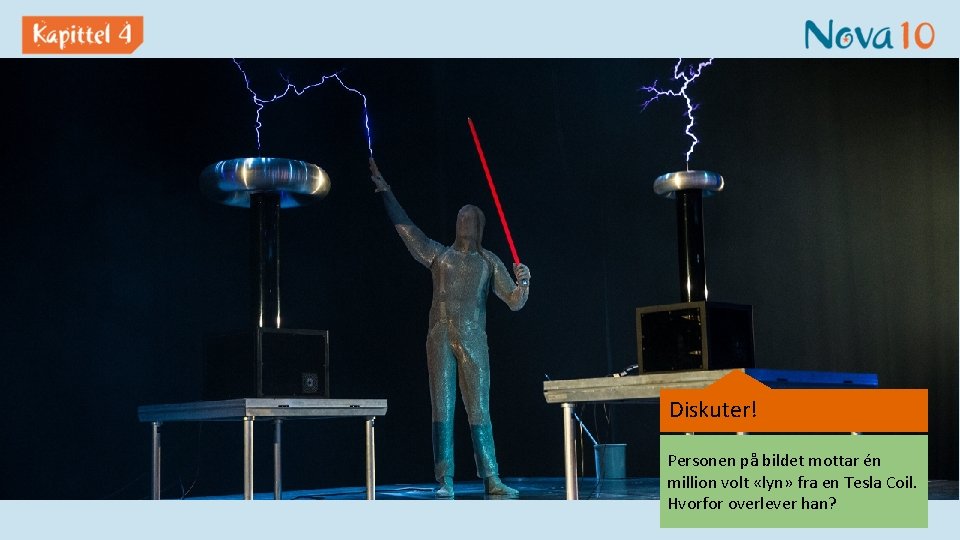 Diskuter! Personen på bildet mottar én million volt «lyn» fra en Tesla Coil. Hvorfor