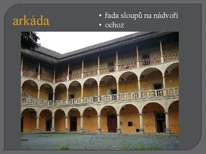 arkáda • řada sloupů na nádvoří • ochoz 