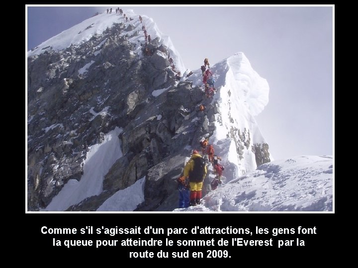 Comme s'il s'agissait d'un parc d'attractions, les gens font la queue pour atteindre le