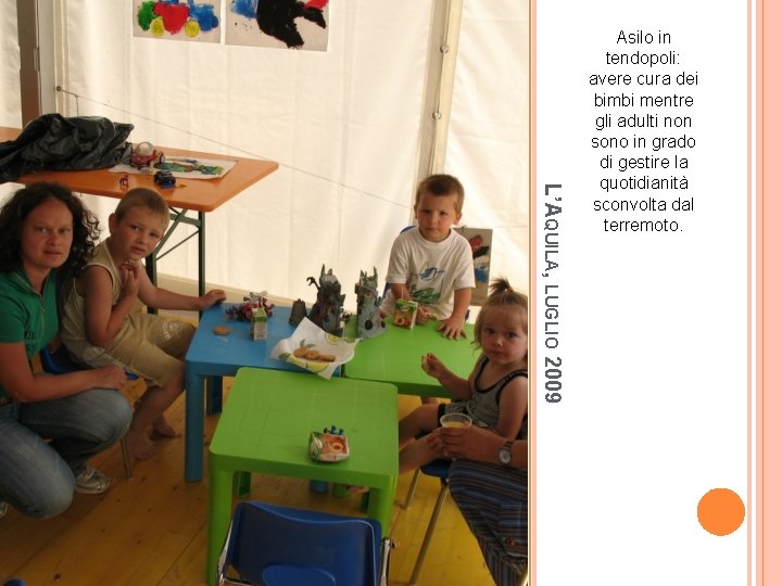 L’AQUILA, LUGLIO 2009 Asilo in tendopoli: avere cura dei bimbi mentre gli adulti non