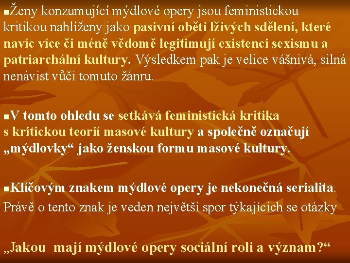 Ženy konzumující mýdlové opery jsou feministickou kritikou nahlíženy jako pasivní oběti lživých sdělení, které