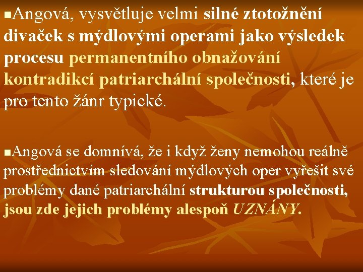 Angová, vysvětluje velmi silné ztotožnění divaček s mýdlovými operami jako výsledek procesu permanentního obnažování