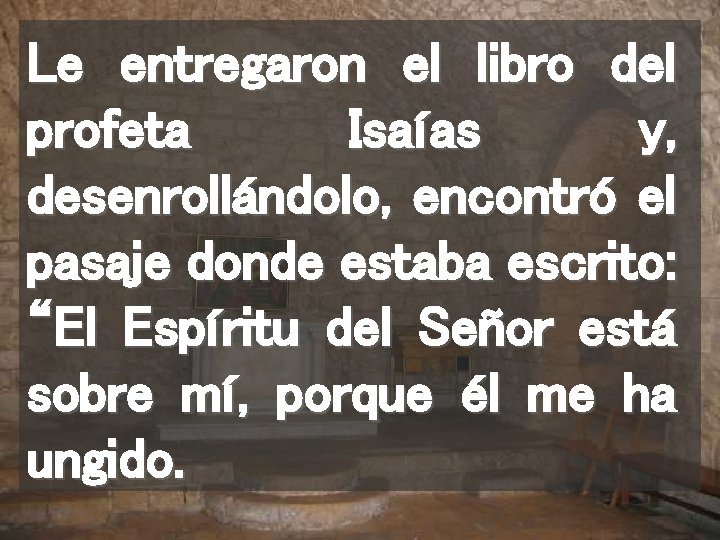 Le entregaron el libro del profeta Isaías y, desenrollándolo, encontró el pasaje donde estaba