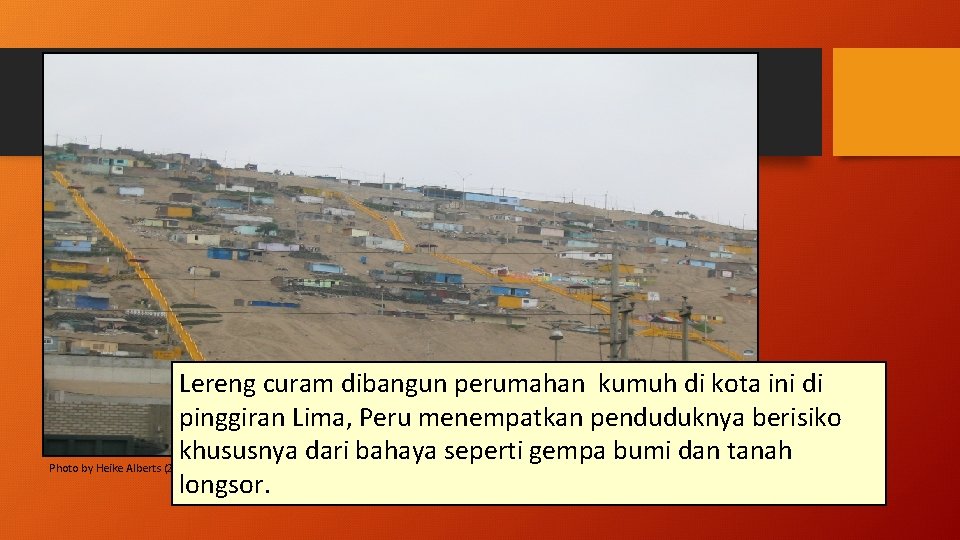 Lereng curam dibangun perumahan kumuh di kota ini di pinggiran Lima, Peru menempatkan penduduknya