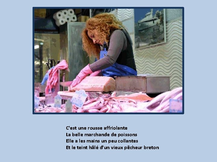 C'est une rousse affriolante La belle marchande de poissons Elle a les mains un