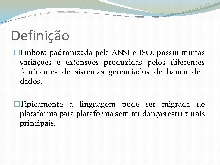 Definição �Embora padronizada pela ANSI e ISO, possui muitas variações e extensões produzidas pelos