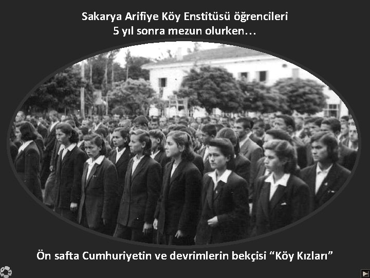 Sakarya Arifiye Köy Enstitüsü öğrencileri 5 yıl sonra mezun olurken… Ön safta Cumhuriyetin ve