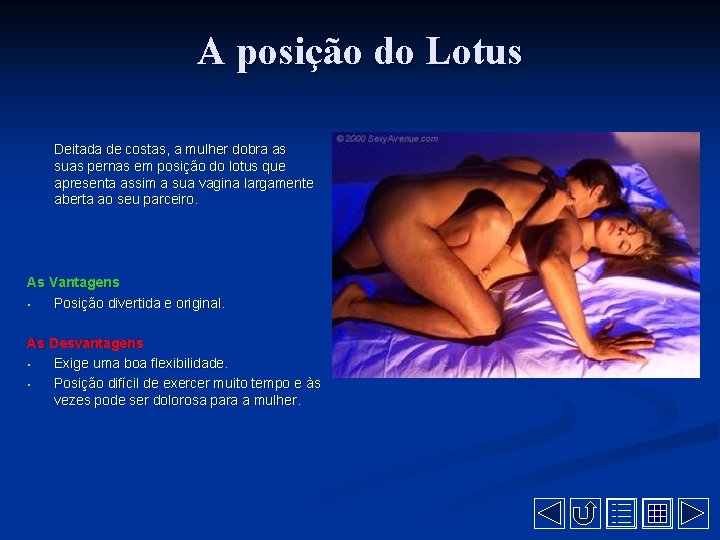 A posição do Lotus Deitada de costas, a mulher dobra as suas pernas em