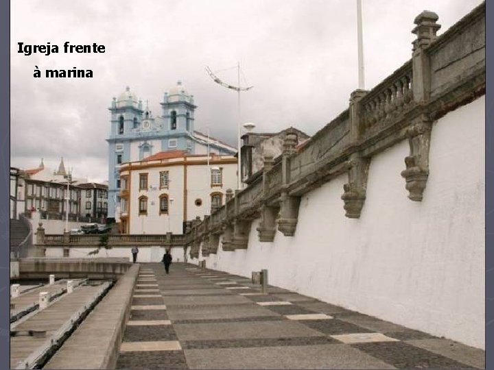 Igreja frente à marina 