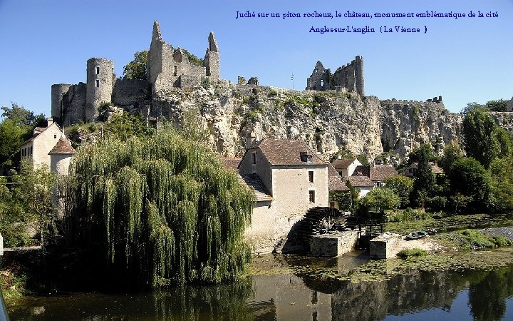 Juché sur un piton rocheux, le château, monument emblématique de la cité Angles-sur-L'anglin (