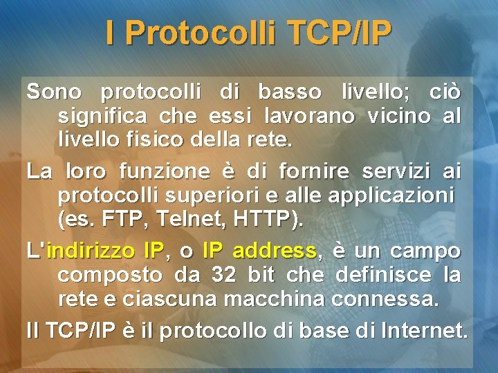 I Protocolli TCP/IP Sono protocolli di basso livello; ciò significa che essi lavorano vicino