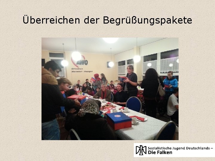 Überreichen der Begrüßungspakete 