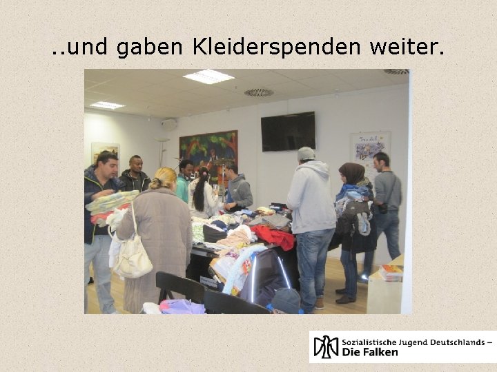 . . und gaben Kleiderspenden weiter. 