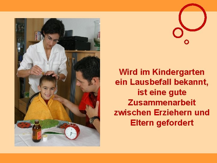 Wird im Kindergarten ein Lausbefall bekannt, ist eine gute Zusammenarbeit zwischen Erziehern und Eltern