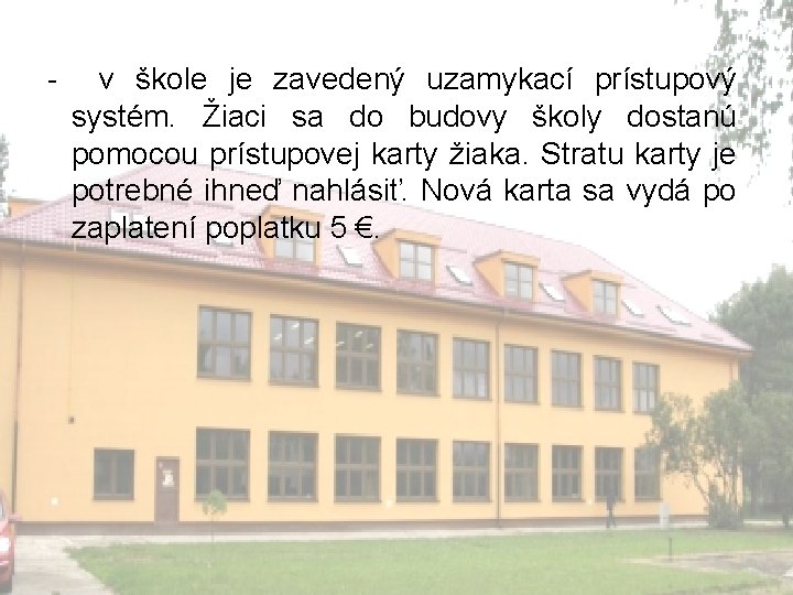 - v škole je zavedený uzamykací prístupový systém. Žiaci sa do budovy školy dostanú