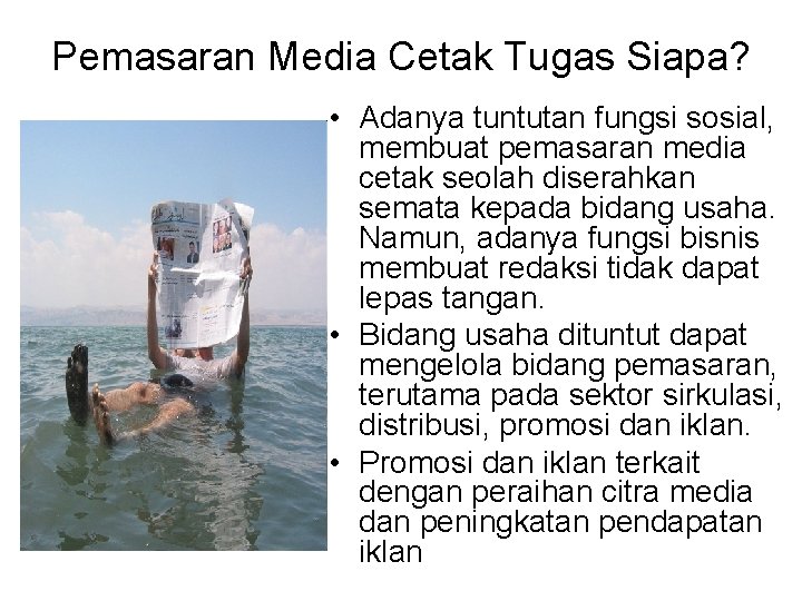 Pemasaran Media Cetak Tugas Siapa? • Adanya tuntutan fungsi sosial, membuat pemasaran media cetak