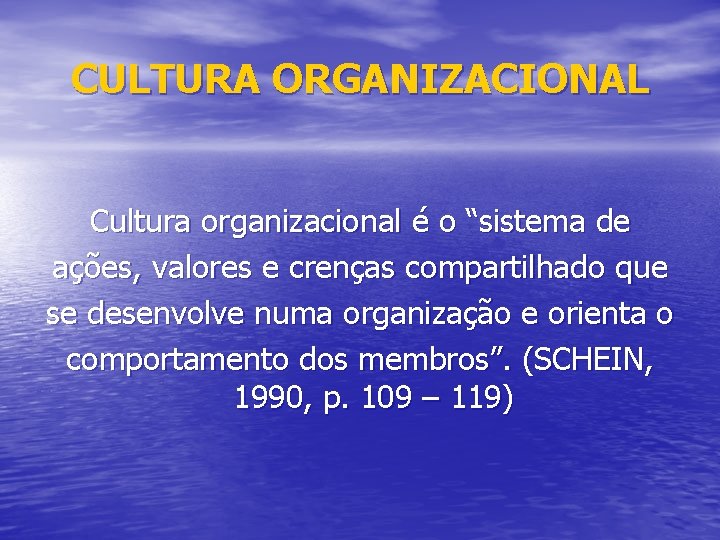 CULTURA ORGANIZACIONAL Cultura organizacional é o “sistema de ações, valores e crenças compartilhado que