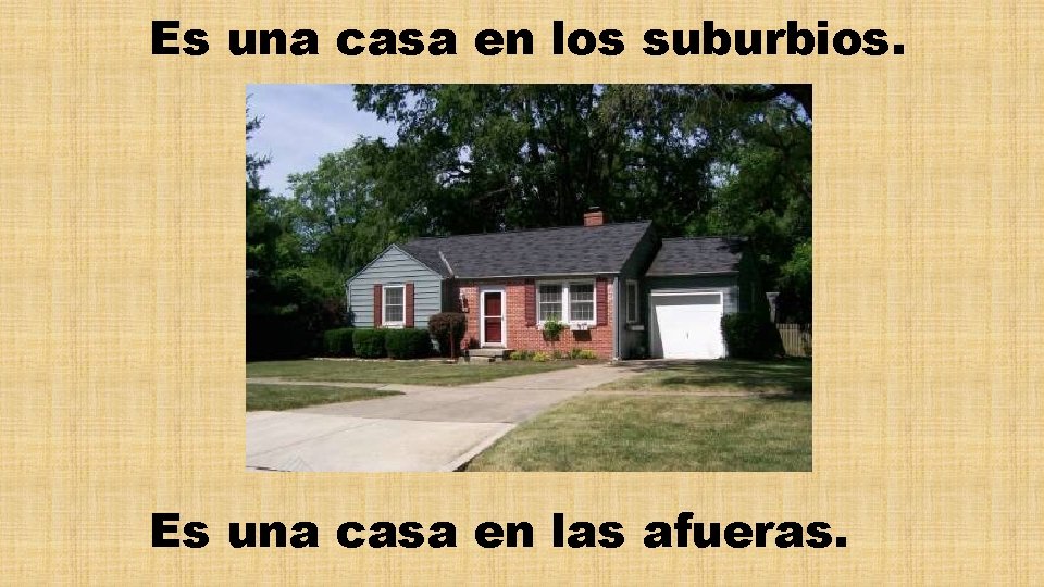 Es una casa en los suburbios. Es una casa en las afueras. 