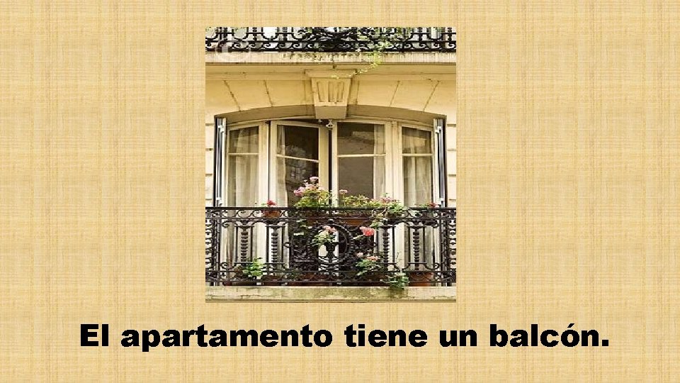 El apartamento tiene un balcón. 