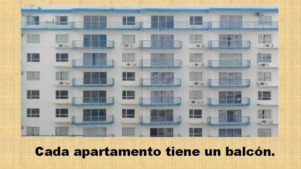Cada apartamento tiene un balcón. 