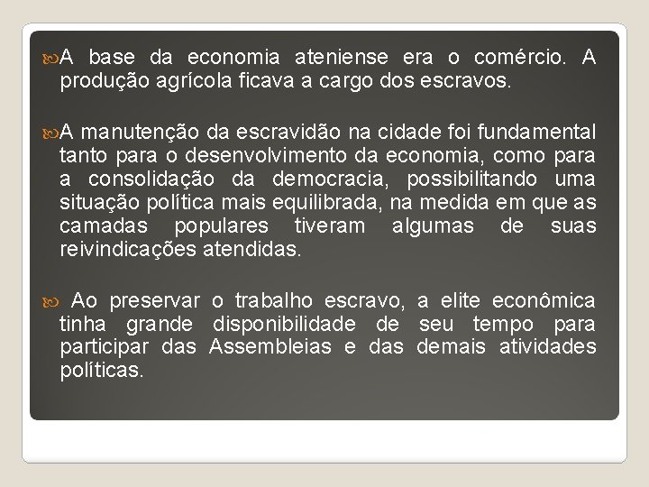  A base da economia ateniense era o comércio. A produção agrícola ficava a