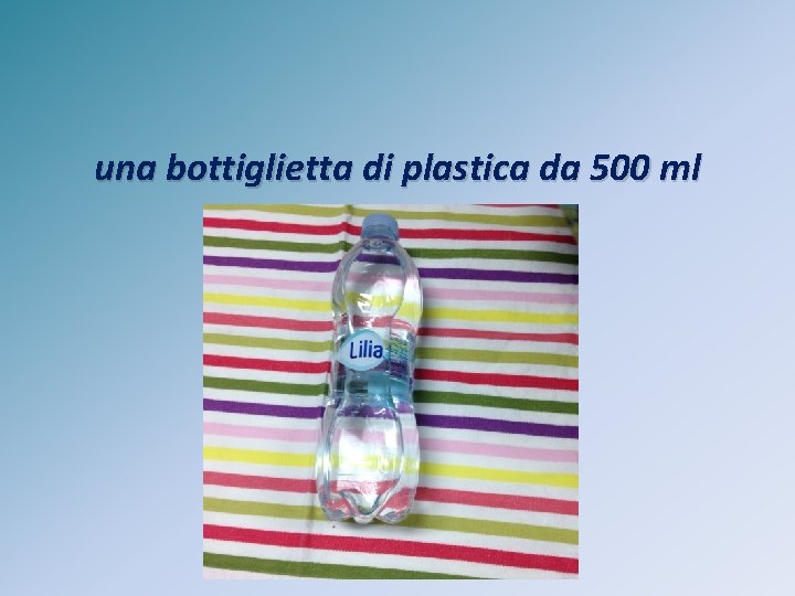 una bottiglietta di plastica da 500 ml 