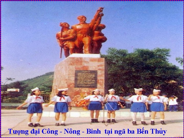 Tượng đại Công - Nông - Binh tại ngã ba Bến Thủy 