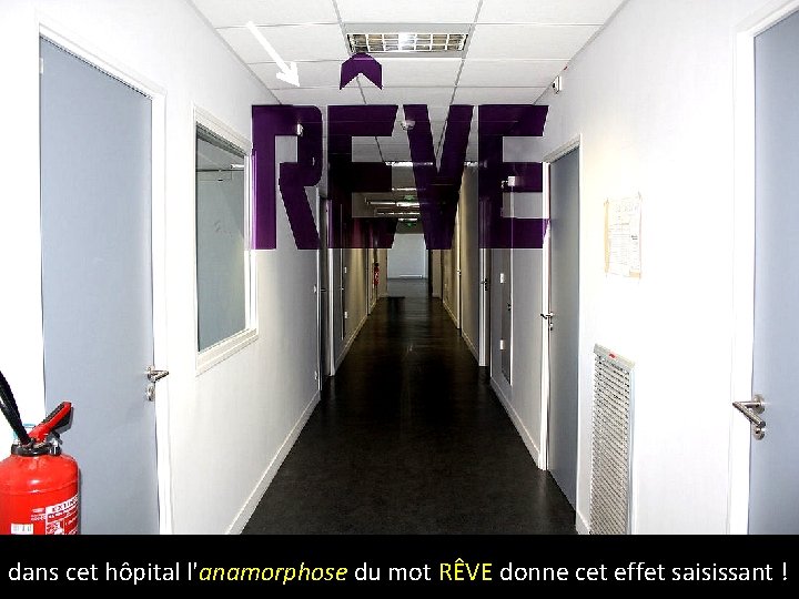 dans cet hôpital l'anamorphose du mot RÊVE donne cet effet saisissant ! 