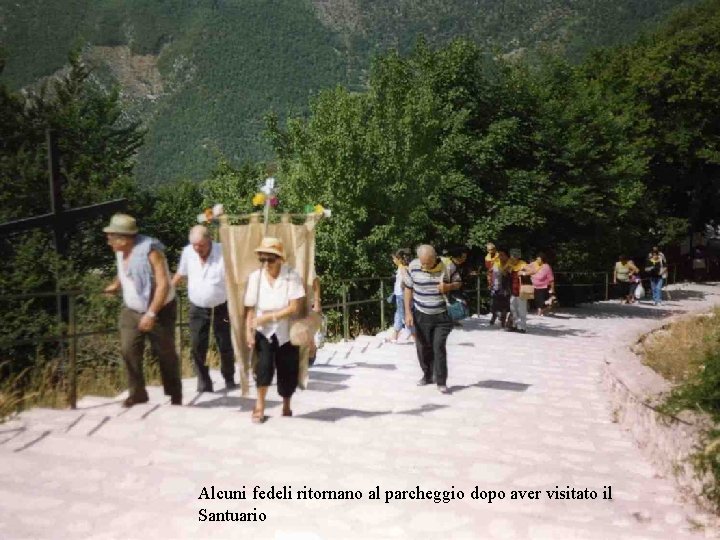 Alcuni fedeli ritornano al parcheggio dopo aver visitato il Santuario 